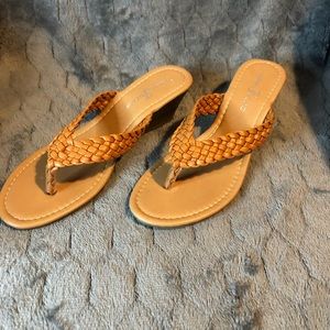 Slip braided strap wedge